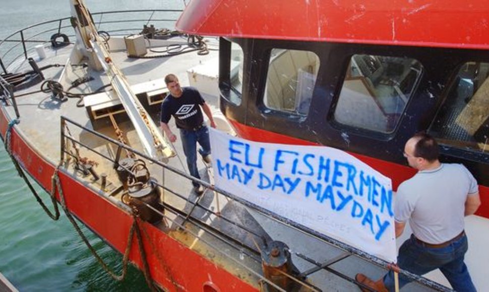 Mažomis žvejybos kvotomis pasipiktinę Prancūzijos žvejai blokuoja Lamanšo sąsiaurį. 