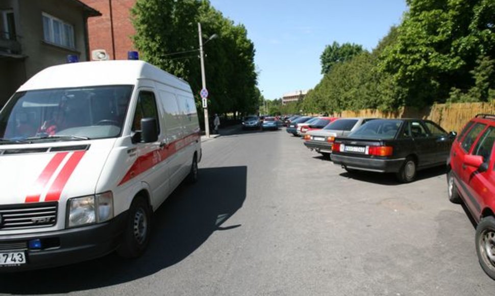 Kauno valdžios, apmokestinus stovėjimą klinikų prieigose, pas gydytojus ar artimuosius atvykusiems vairuotojams bus lengviau rasti vietą savo automobiliui.