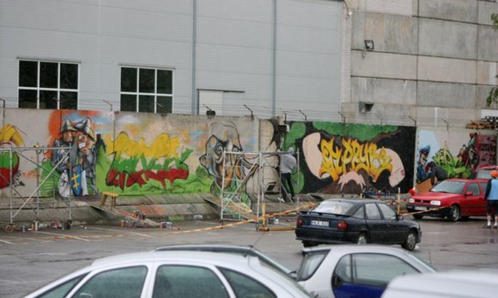 Kauniečiai ir miesto svečiai grafiti technika išmargintas prekybos miestelio „Urmas“ sienas gali pamatyti kasdien darbo valandomis. 