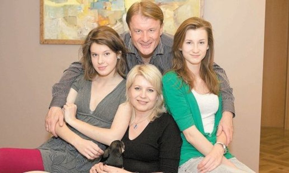 Didelė G.Mikalausko šeimyna: dukros Augusta (kairėje) ir Dovilė bei žmona Jūratė (centre)