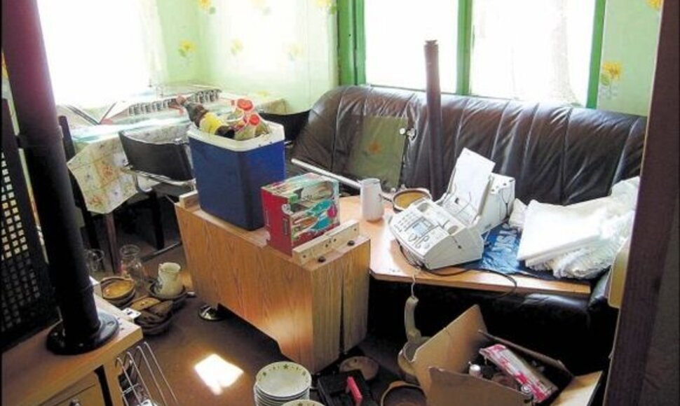 Šiame socialiniame būste saugoma prekybos įranga, indai, prekės.