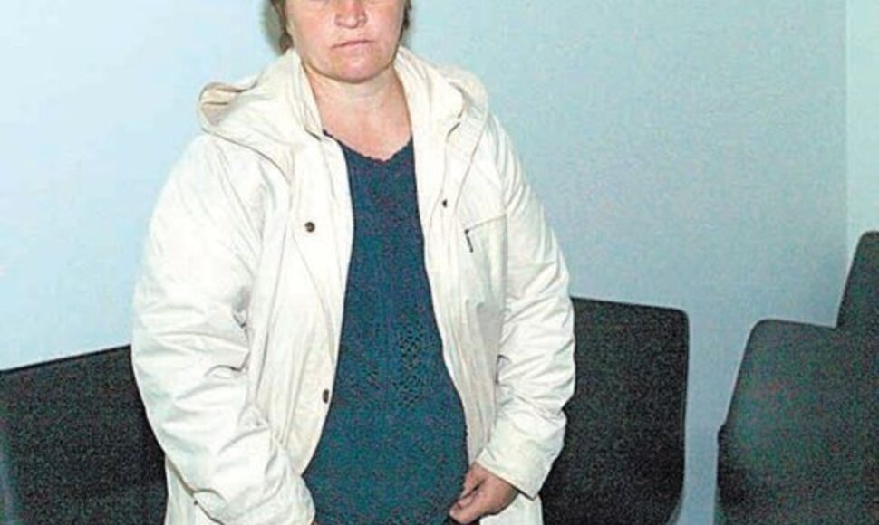 A.Kasperavičienė į pirmą teismo posėdį pristatė pažymą, kad vėl yra nėščia nuo savo aukos vienturčio sūnaus.
