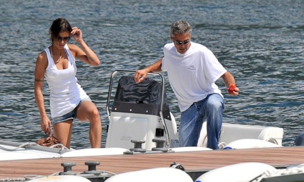 Populiari Italijos televizijos žvaigždė ir manekenė E.Canalis ir aktorius G.Clooney.