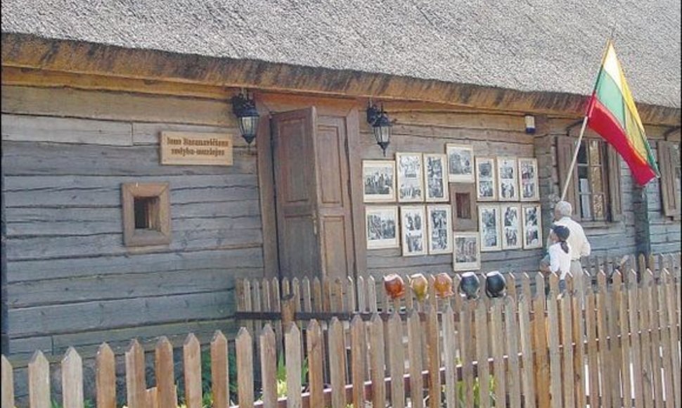 J.Basanavičiaus sodyba-muziejus Ožkabaliuose kasmet pritraukia vis daugiau lankytojų, jo likimas pakibo ant plauko.