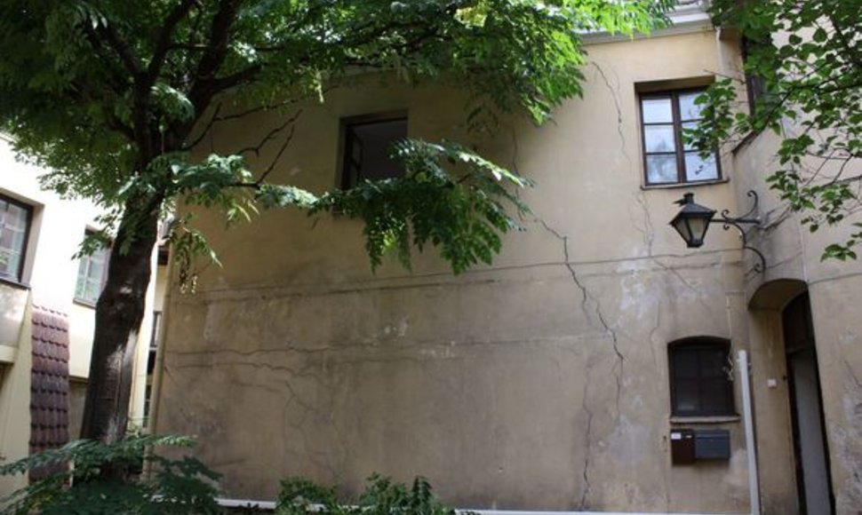 Palėpės rekonstrukcija į butą Žydų g. 4A, Vilniuje. Apčioje – skylanti siena.