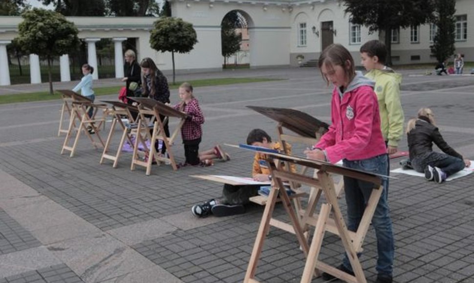 Prezidentūros rūmų kieme vyko Vilniaus vaikų ir jaunimo dailės mokyklos mokinių meno pleneras.