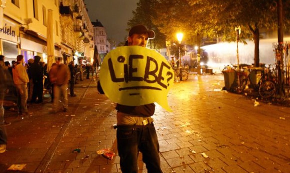 Demonstrantai Hamburge užtvėrė miesto gatves barikadomis ir padegė kelis automobilius. 