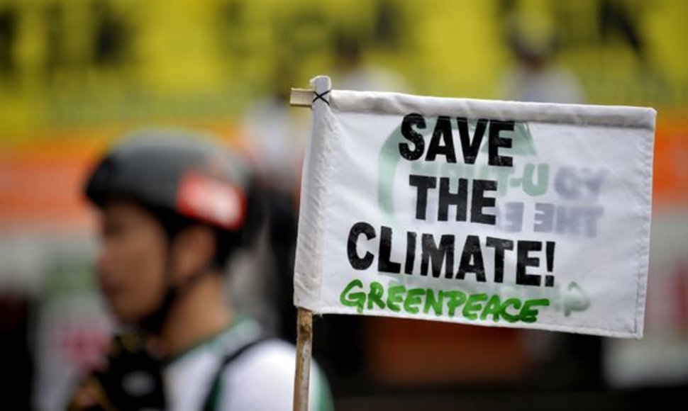 Visame pasaulyje aktyvistai rengia protestus, per kuriuos ragina pasaulio vadovus stabdyti klimato kaitą.