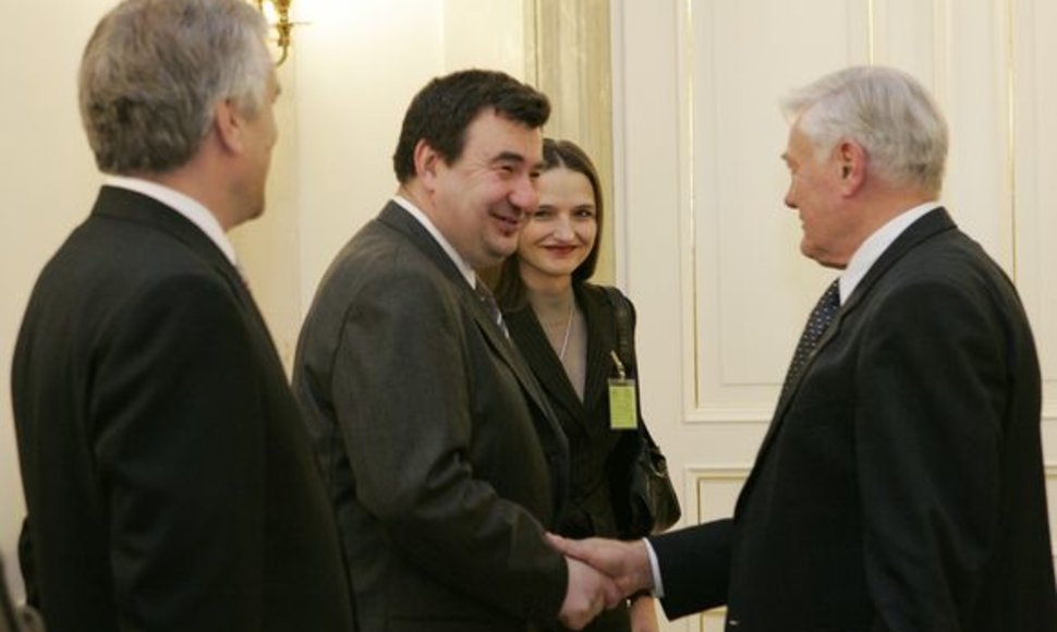 Vadovavimą ambasadai prie Šventojo Sosto perėmęs V.Ališauskas (antras iš kairės) už savo butą moka daugiau, nei prieš metus klojo A.Saudargas su žmona.