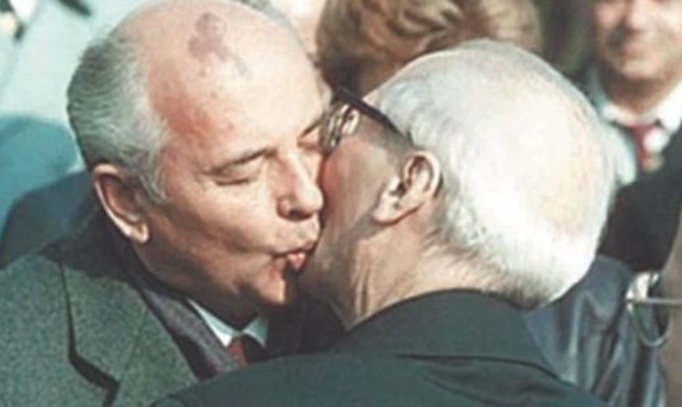1989 metų spalį minint VDR 40-ąsias metines M.Gorbačiovas ir E.Honeckeris broliškai bučiavosi, o po kelių savaičių griuvo Berlyno siena.