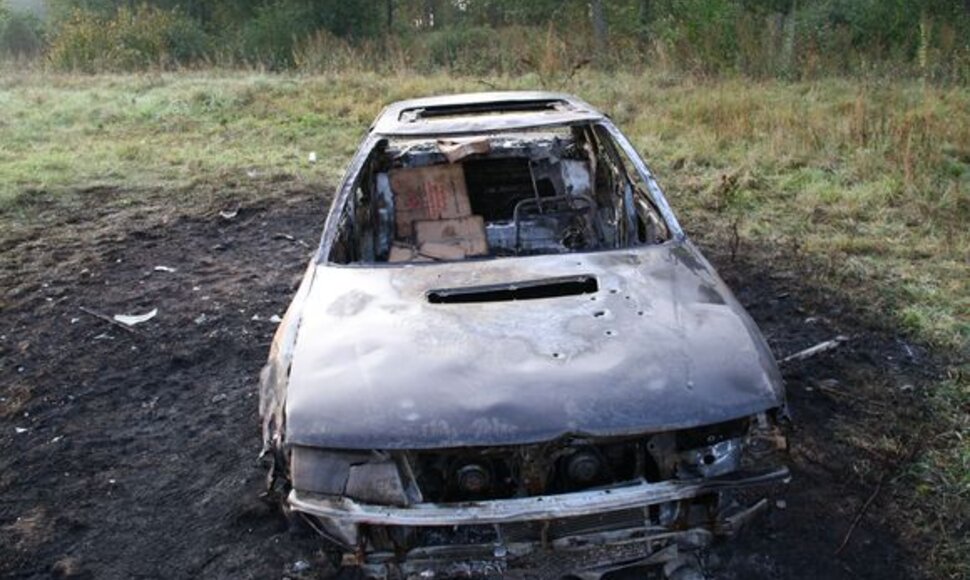 Sudegęs kontrabandininkų automobilis