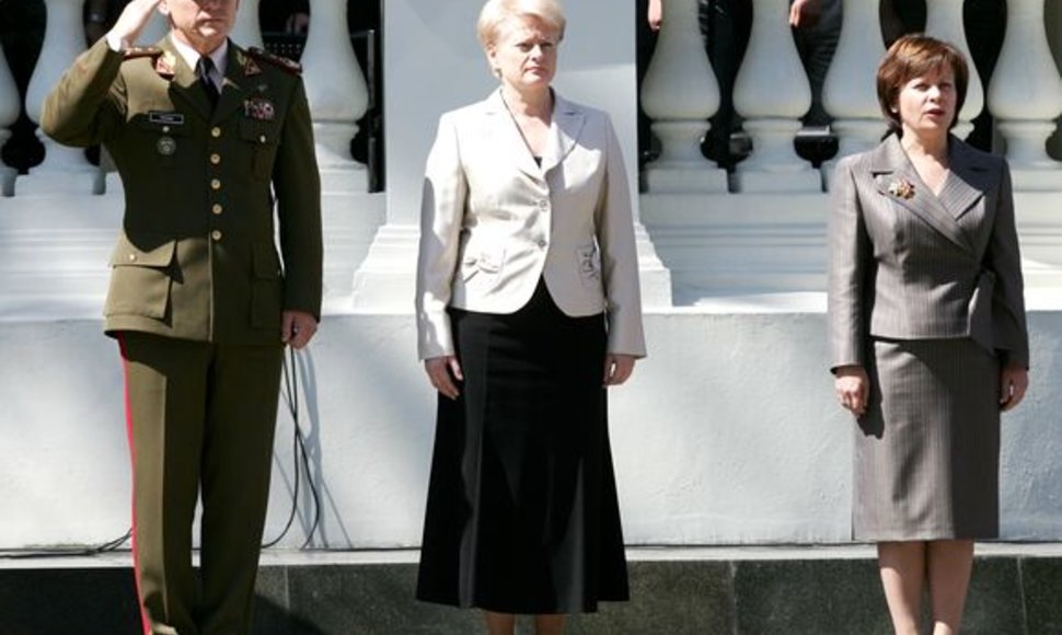Lietuvos kariuomenės vadas generolas majoras Arvydas Pocius, prezidentė Dalia Grybauskaitė ir krašto apsaugos ministrė Rasa Juknevičienė