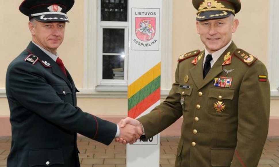 Lietuvos kariuomenės vadas A.Pocius (dešinėje) ir Valstybės sienos apsaugos tarnybos vadas S.Stripeika 