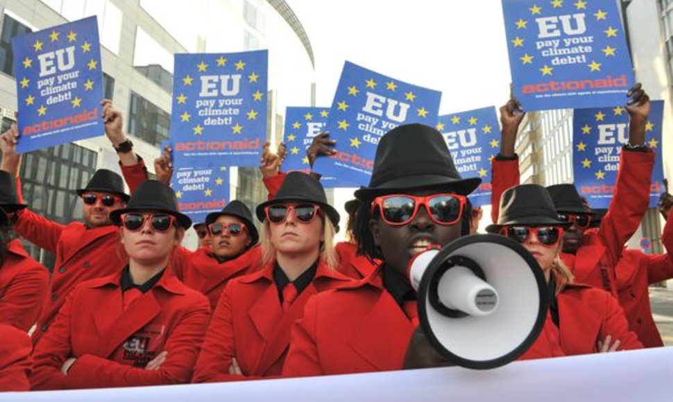 Aktyvistai pasitiko ES vadovus su plakatais, raginančiais „sumokėti klimato skolą“.