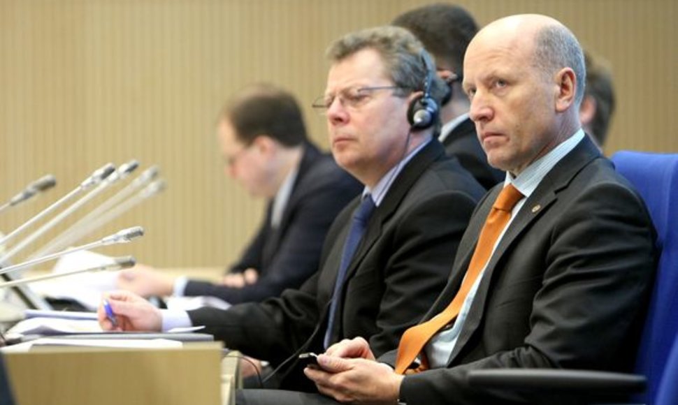 Vidaus reikalų ministras R.Palaitis ir Valstybės tarnybos departamento direktorius O.Šarmavičius (kairėje)