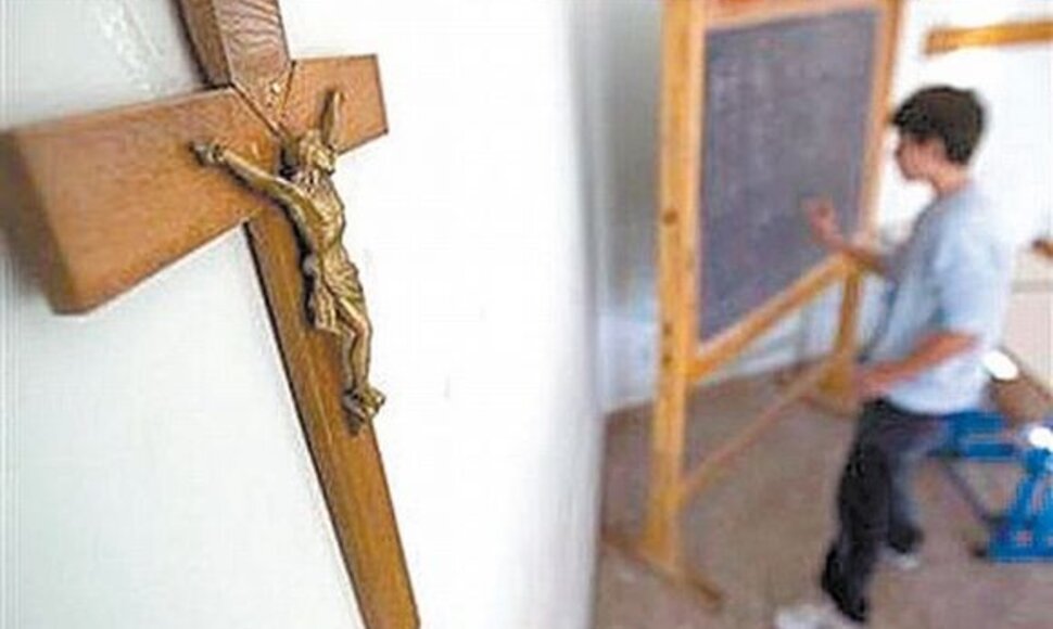 Visoje Italijoje klasėse kabo Nukryžiuotasis.