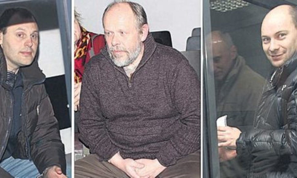 Už neteisėtą disponavimą labai dideliu kiekiu narkotikų, o tuo yra kaltinami (iš kairės) Ž.Liaukevičius, Č.Lukša ir R.Mikilevičius, numatytos beveik tokios pačios bausmės kaip už nužudymą.