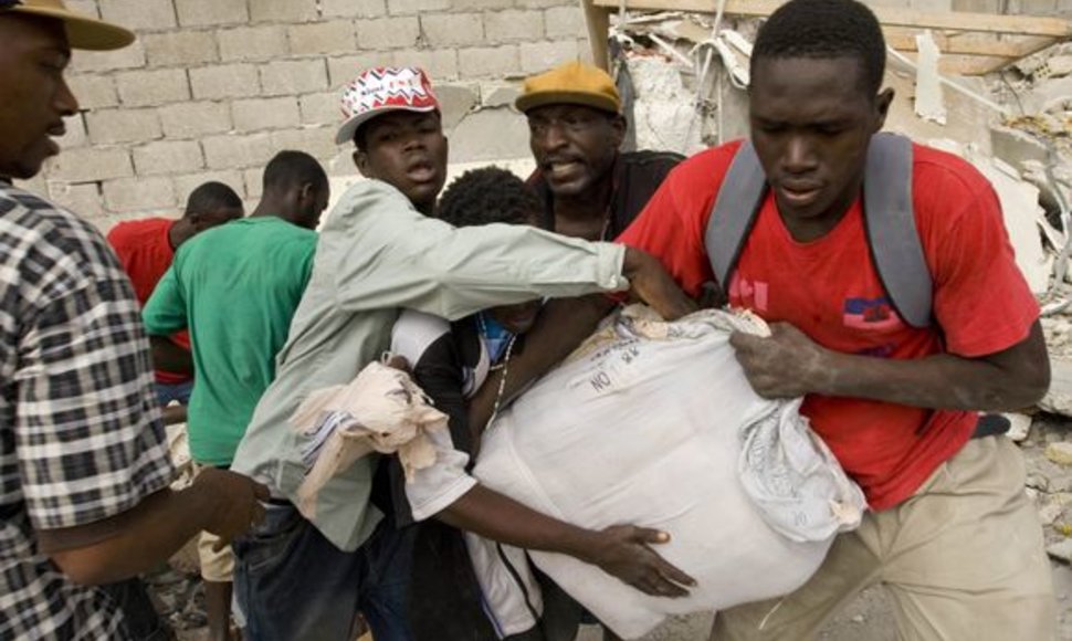 Neviltis Haityje tęsiasi.
