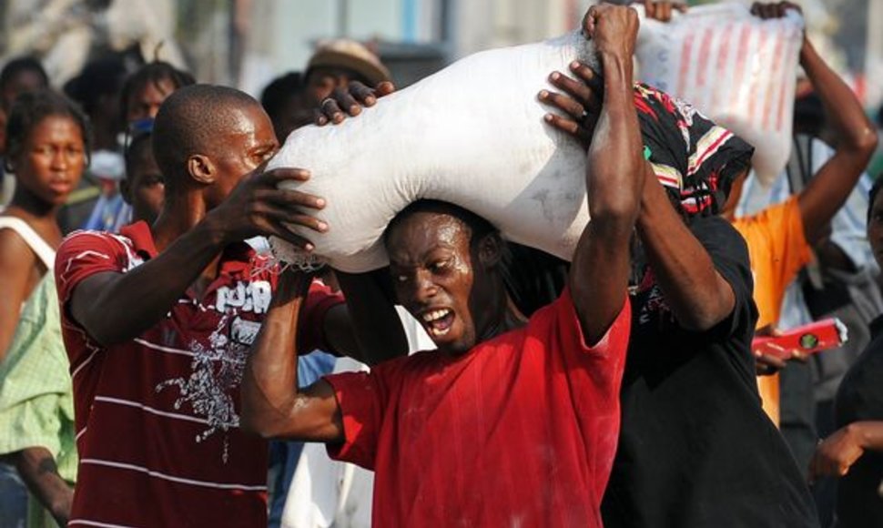 Dėl ryžių maišo, ištraukto iš sugriauto pastato, tarp haitiečių užvirė kova.