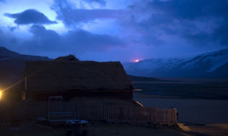 Islandijos padangę nušvietė nuo besiveržiančio ugnikalnio susidariusi pašvaistė.