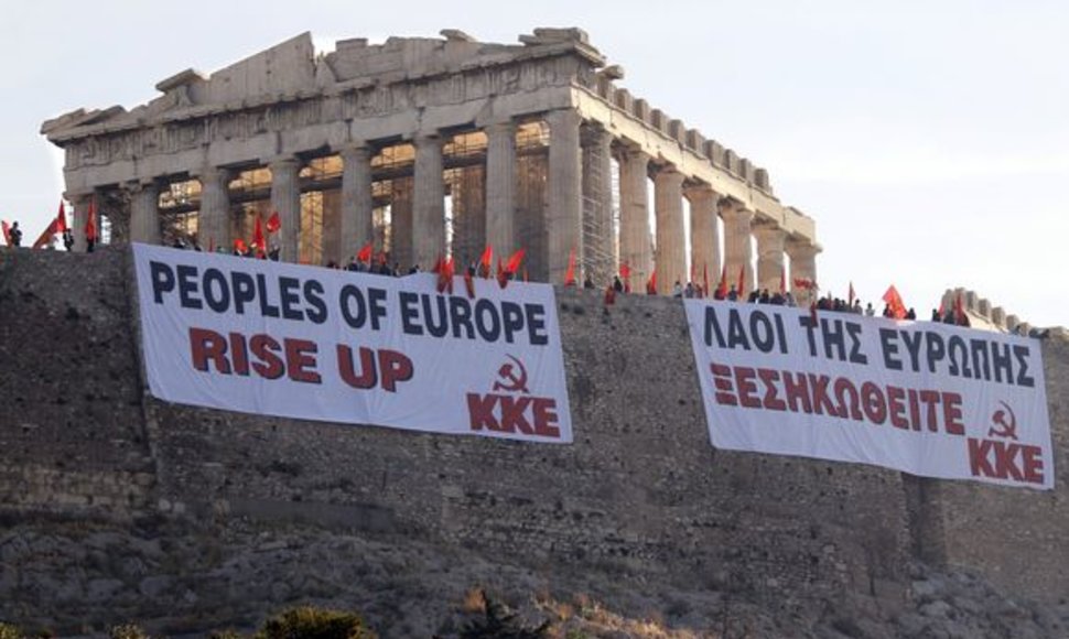 Protestuotojų plakatai Atėnų Akropolyje