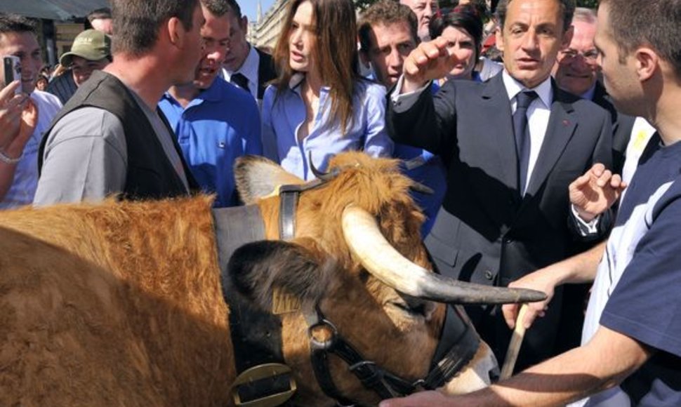 Prancūzijos prezidentas N.Sarkozy su žmona dalyvavo susitikime su šalies ūkininkais.
