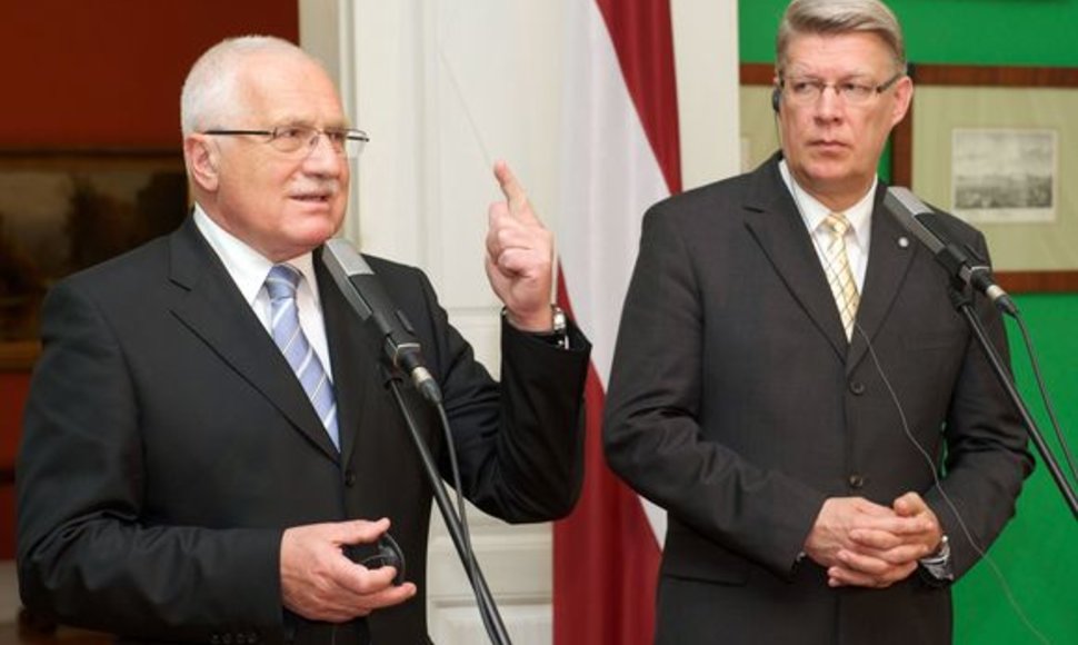 V.Klausas (kairėje) paaiškino V.Zatlerui, kodėl Čekija neskuba į euro zoną.