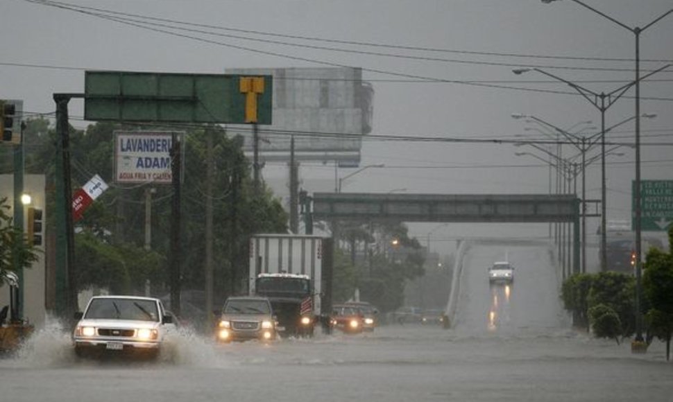 Atūžęs uraganas ir audros jau spėjo užtvindyti kai kurias Meksikos valstijų gatves.