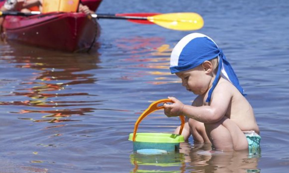 Nereikėtų leisti vaikui ilgai būti su šlapiu maudymosi kostiumėliu, nes drėgmė ir šiluma sudaro palankias sąlygas uždegimui.