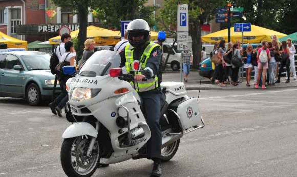 Policininkas su motociklu