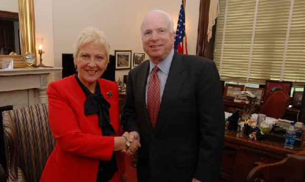 Seimo pirmininkė I.Degutienė ir JAV senatorius J.McCainas