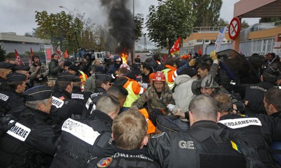 Prancūzijos policija nutraukė naftos perdirbimo įmonės blokadą.