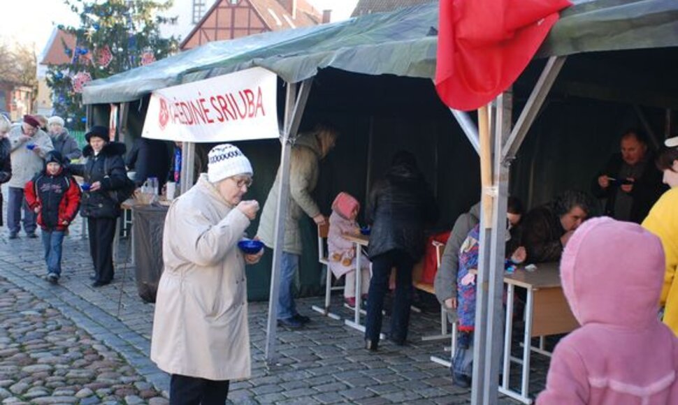 Sekmadienį miestiečiai buvo vaišinami kalėdine sriuba ir kviečiami paaukoti.