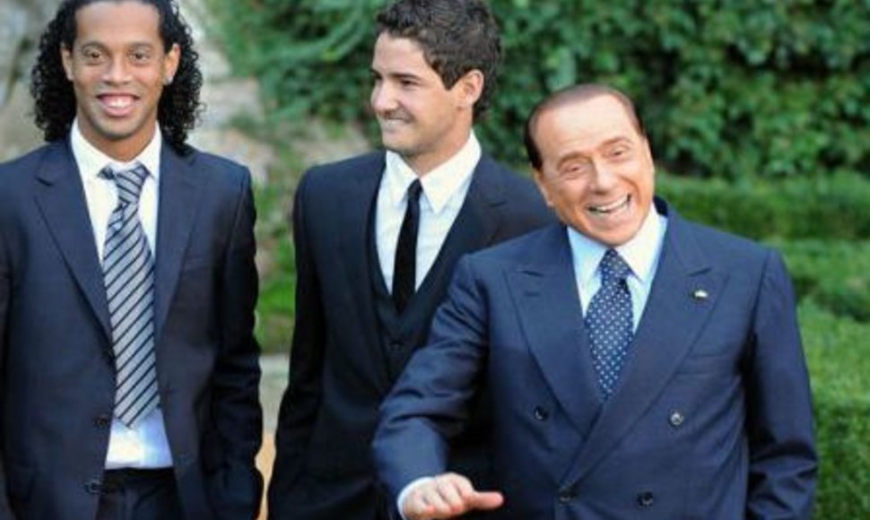 Silvio Berlusconi futbolininkų kompanija – įprasta