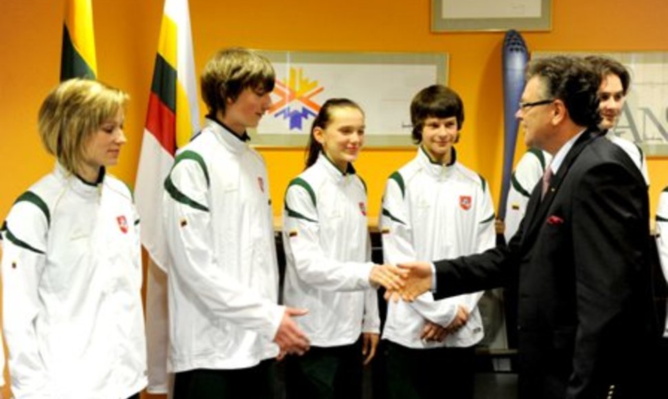 Jaunuosius sportininkus sveikina LTOK Prezidentas A.Povilūnas