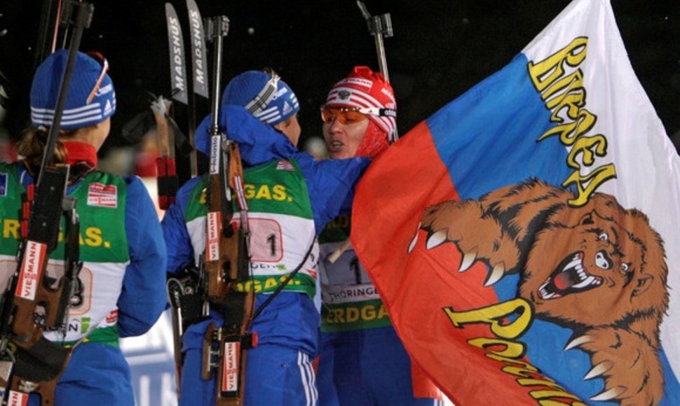 Rusijos biatlonininkės džiaugiasi dar viena pergale