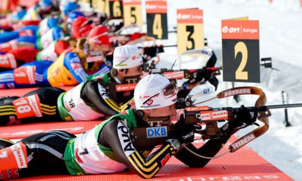 Biatlonininkės šaudyklose bendro starto metu