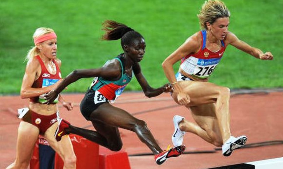 Marta Dominguez Pekino olimpiadoje (kairėje)