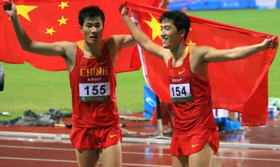 Triumfuoja Kinijos barjerininkai Liu Xiangas (dešinėje) bei Shi Dong Pengas