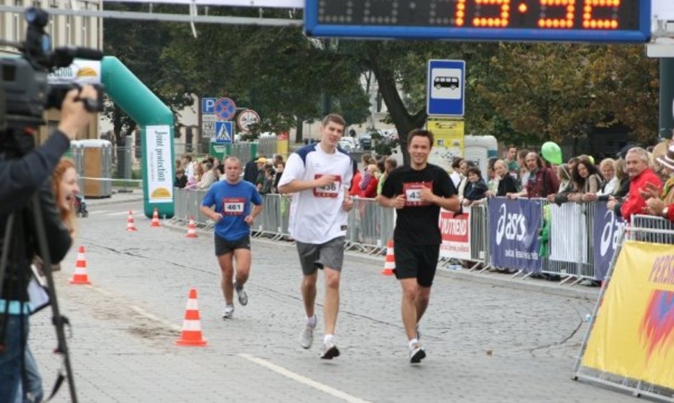 Paulius Augulis Vilniaus maratono trasoje (kairėje)