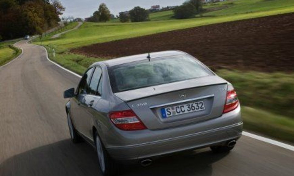 Pristatytas „Mercedes-Benz C 350 CGI BlueEFFICIENCY“