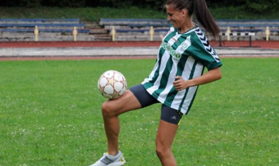Diana Lobačevskė su futbolo kamuoliu