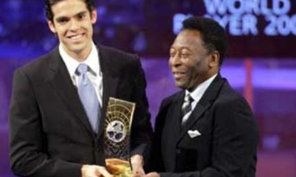 Pele sveikino Kaka, kaip geriausią pasaulio futbolininką, 2007 metais