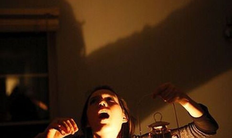 Scena iš Carolyn Forche „Istorijos angelas“ (rež. Emily Mendelsohn, 2009, Kalifornijos menų institutas, JAV)