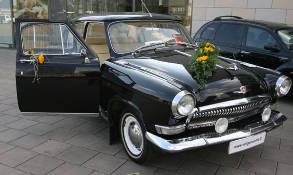 Būsimuosius jaunuosius viliojo prabangūs automobiliai...