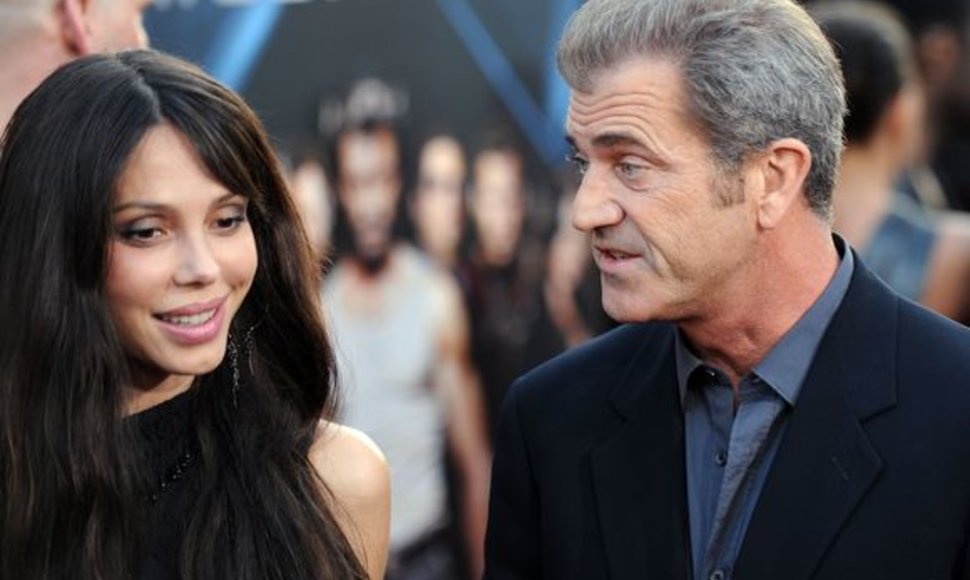 Melas Gibsonas su nauja drauge Oksana