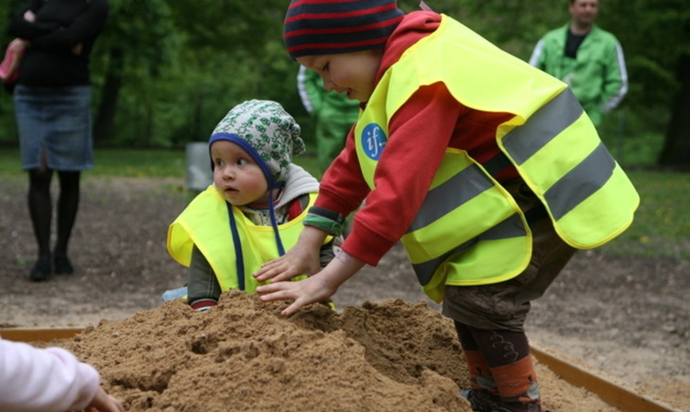 Vaikai žaidžia su atnaujintu smėliu