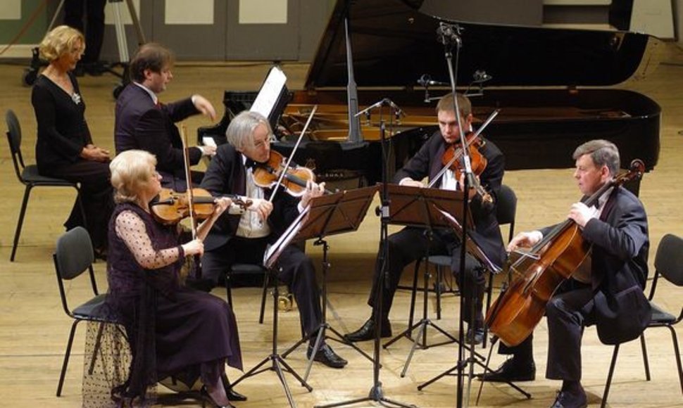 Vilniaus kvartetas koncertuoja su pianistu Edvinu Minkštimu