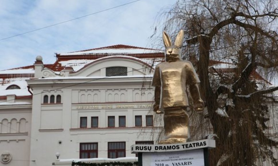 „Zuikio Pleibojaus“ spektaklius grupė „Antis“ reklamuoja zuikio statula