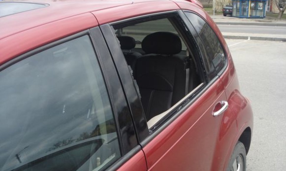 Išdaužtas automobilio lango stiklas